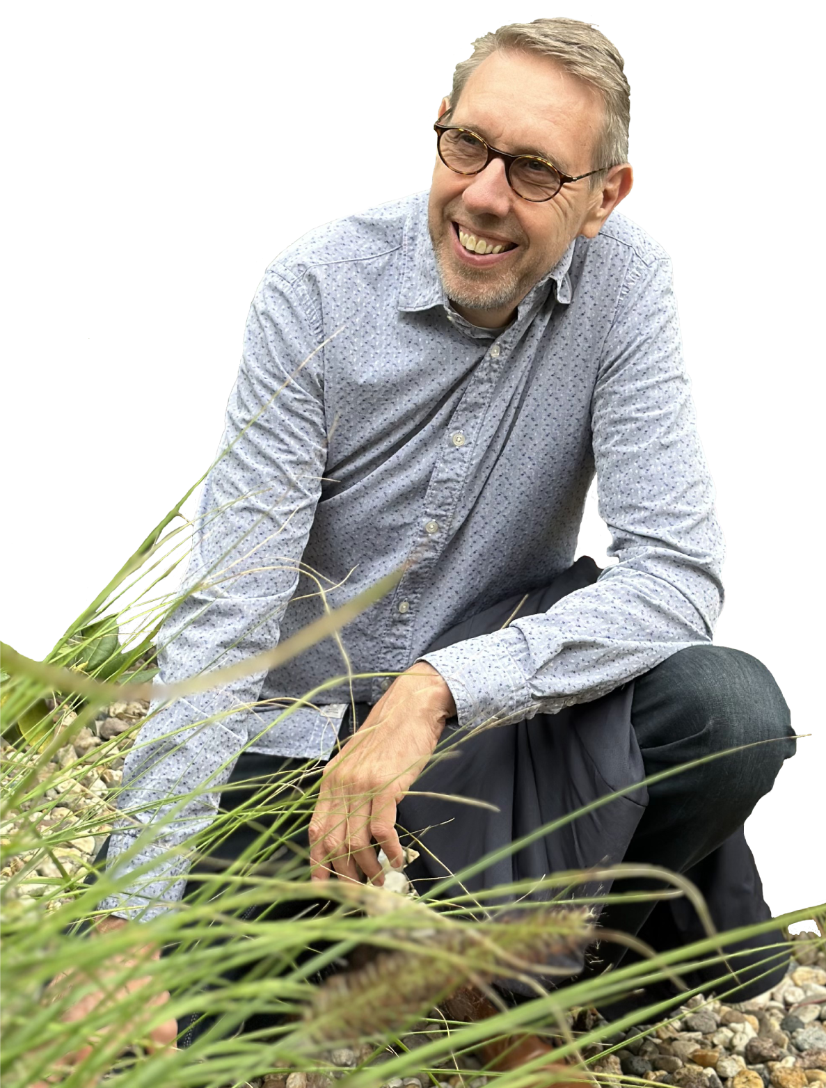 Stefan Persch im Garten zwischen Gräsern